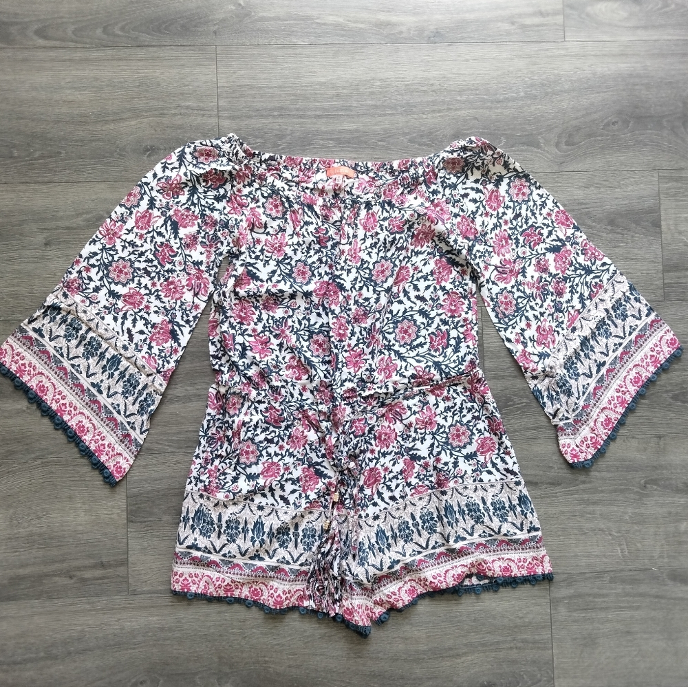Lulumari Size S Floral Short Romper Jumpsuit w Pockets & Bell Sleeves